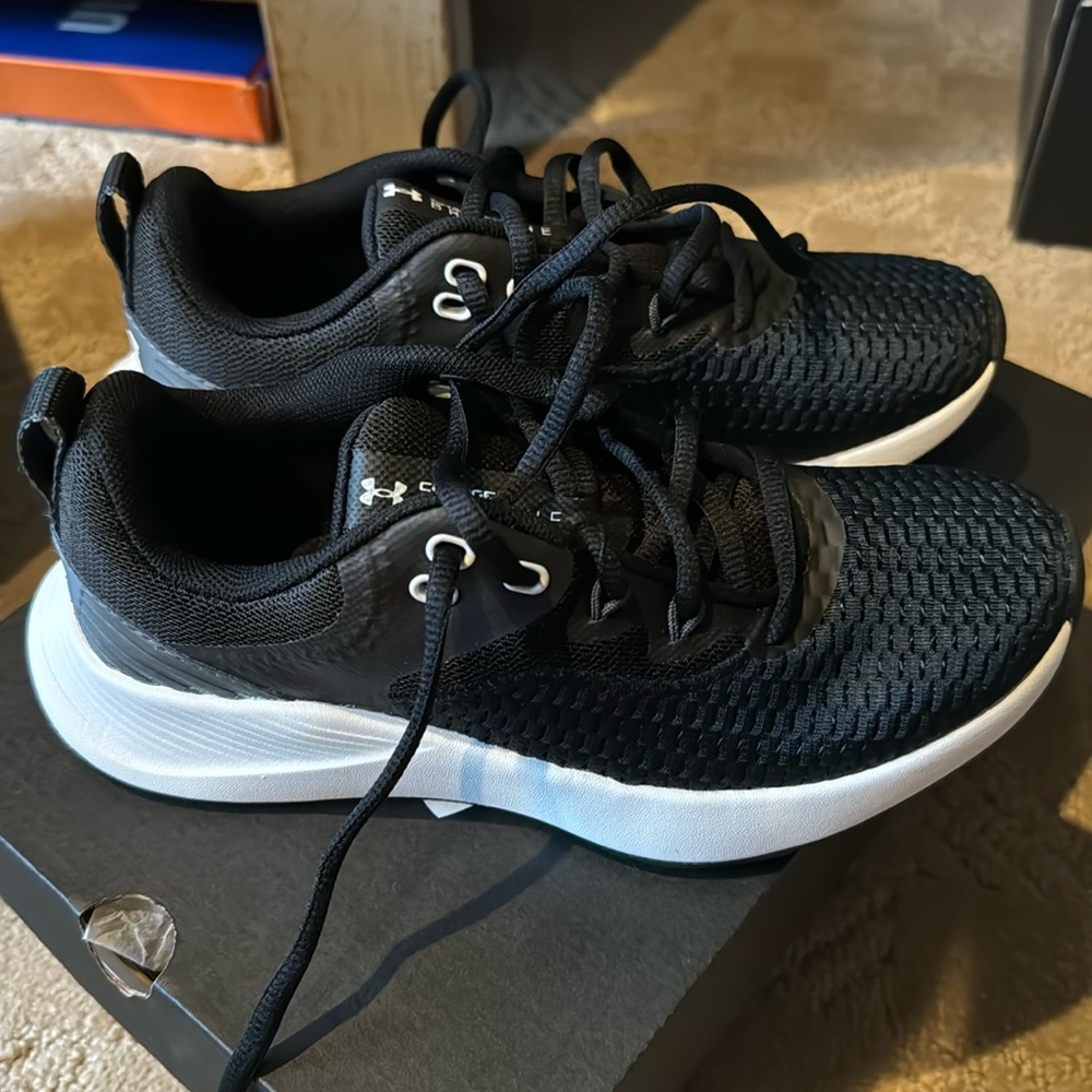 Women’s Under Armour shoe size 5 NEW